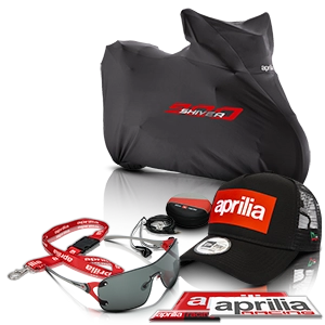 Merchandising Aprilia: coprimoto, cappellino, occhiali da sole, portachiavi e adesivi.